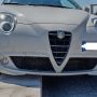 Non vede il cordolo  e finisce con l’auto sulla ciclabile