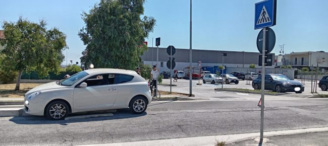 auto-su-pista-ciclabile-4-650x290