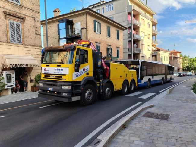 autobus-in-panne-macerata-5-650x488