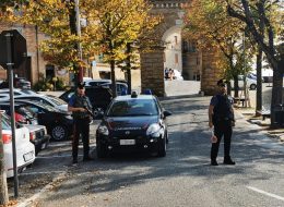 La contattano sui social  e la convincono a investire in criptovalute:  denunciati tre truffatori