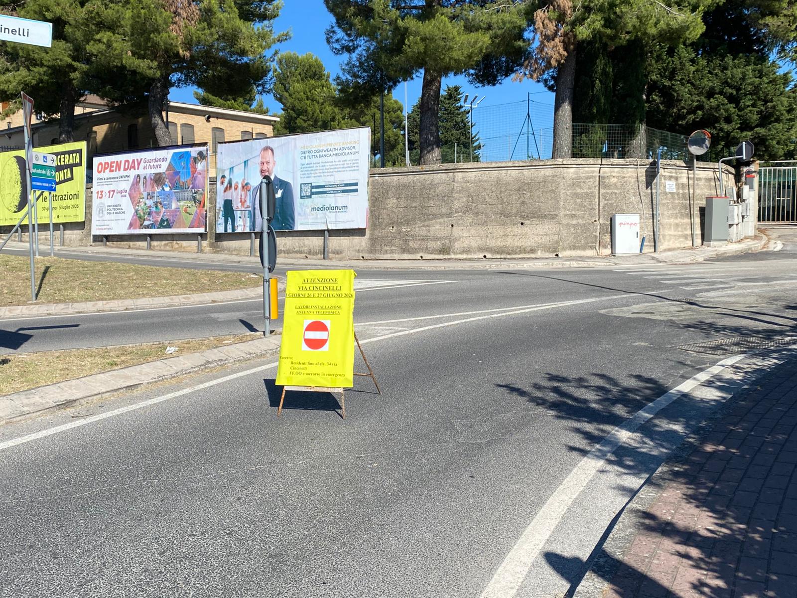 C’è da montare un’antenna: chiusa “a sorpresa” via Cincinelli