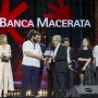 Musicultura, vince Claudio Covato  e il pubblico si scatena con Alan Sorrenti:  allo Sferisterio sono tutti figli delle stelle
