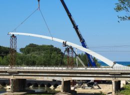 Il ponte ciclopedonale accelera:  iniziata la posa dei conci.  Ed è arrivato anche l’arco (Foto)