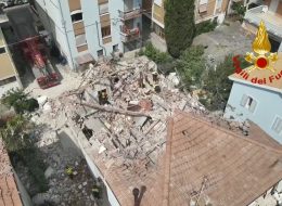 Esplosione e crollo della palazzina,  trovato il corpo della dispersa:  i morti salgono a tre (Video e Foto)