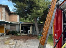 Fiamme all’ex scuola Zanella  e all’ex preventorio, il sindaco:  «E’ stato un gesto doloso»