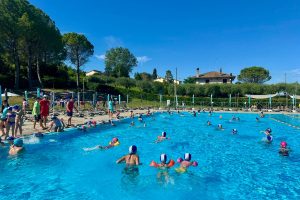 Alla piscina della Filarmonica,  è luglio da un pezzo