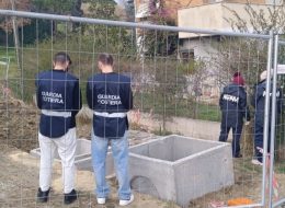 Fango e gas convogliati in mare:  scattano le denunce
