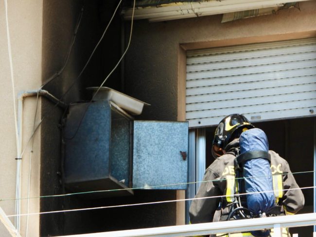 incendio-vigili-del-fuoco-potenza-picena-3-650x488