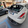 Si schianta contro un’auto  sfondando il lunotto:  ferito un motociclista
