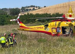 Schianto frontale tra furgoni,  due autisti estratti dall’abitacolo:  entrambi portati a Torrette