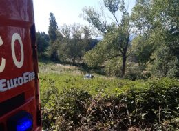 Auto si ribalta in un campo,  quattro ragazzi a bordo:  un 18enne in eliambulanza a Torrette
