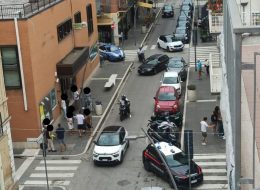 Niente pacco alle Poste,  dà in escandescenze