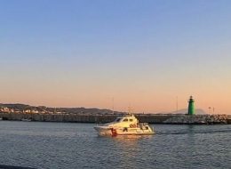 Si tuffano in mare e spariscono:  sos degli amici, poi rientrano a nuoto
