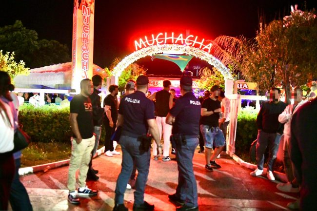 muchacha-polizia-controlli-lungomare-sabato-sera-civitanova-7-650x433