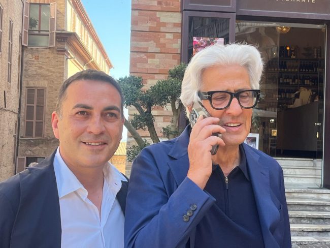 Luca Buldorini - Sandro Parcaroli al telefono