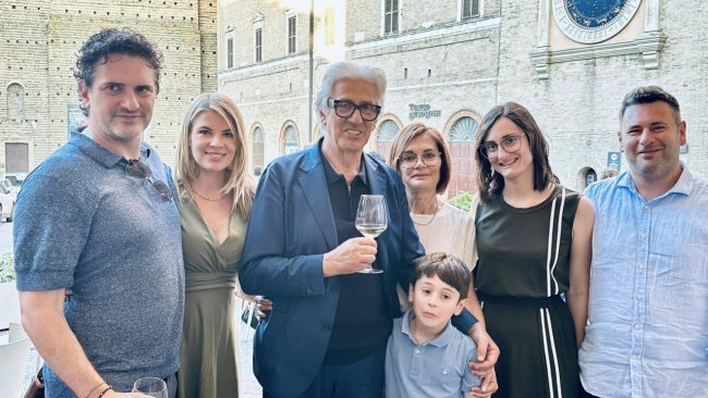 parcaroli con la famiglia dopo la vittoria al ballottaggio