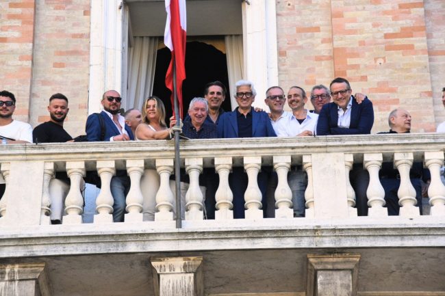 parcaroli si affaccia in piazza