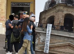 Sale sulla torre di piazza della Libertà  stende striscioni e minaccia di buttarsi:  salvato un 58enne (Foto/Video)