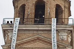 Minaccia di buttarsi dalla torre:  «Decisivi 2 carabinieri fuori servizio,  sono padre e figlio»