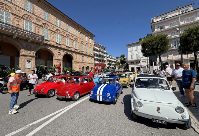raduno delle 500 in piazza xx settembre civitanova - FDM (2)