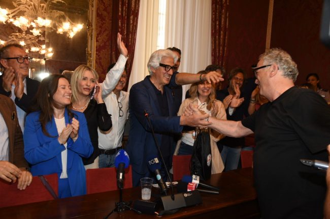 sandro parcaroli in comune dopo la vittoria al ballottaggio (1)
