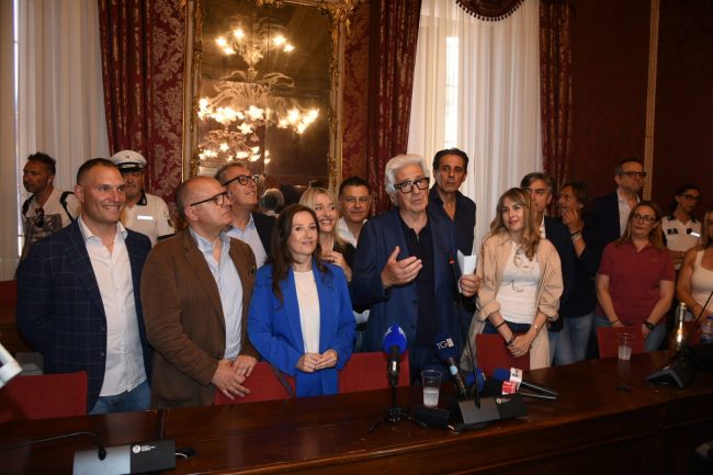 sandro parcaroli in comune dopo la vittoria al ballottaggio (3)