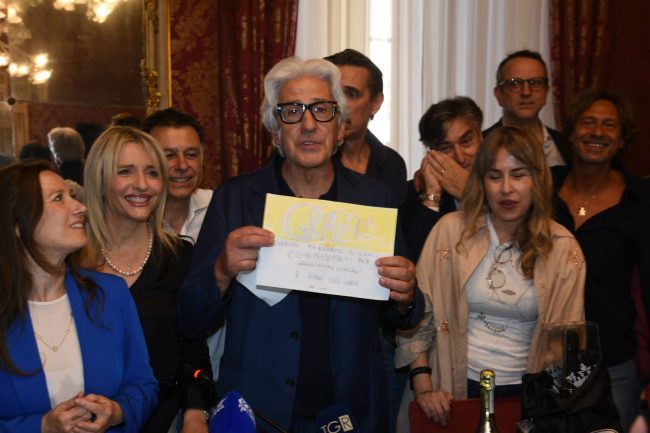 sandro parcaroli in comune dopo la vittoria al ballottaggio (4)