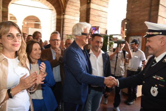 sandro parcaroli in comune dopo la vittoria al ballottaggio (6)