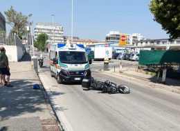 Non vede la sbarra all’ingresso del porto  e la centra in pieno: ferito
