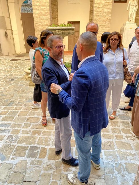 La stretta di mano tra Tittarelli e Renna