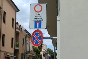 Niente pass per i parcheggi,  i residenti scrivono al prefetto