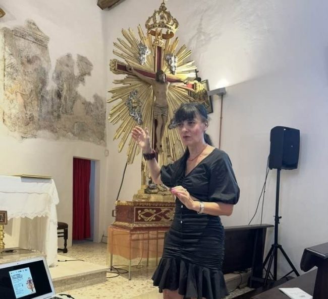 Barbara-Mastrocola-con-il-crocefisso