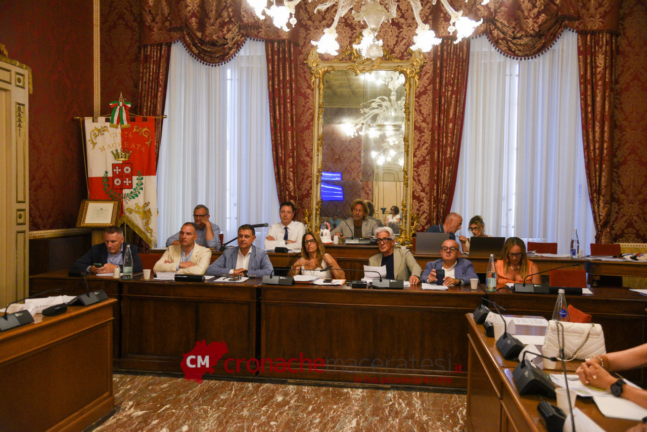 Consiglio comunale di Macerata, approvazione aumento Tari, dibattito su gestione rifiuti e deleghe