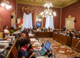 Il sindaco “guarda” ai prossimi 5 anni:  «Ospedale e sviluppo economico»  L’opposizione: «E’ il libro dei sogni»