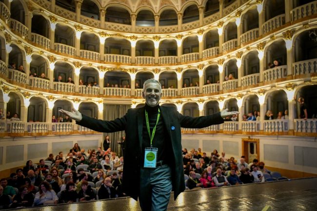 Federico-Buffa-sul-palco-di-Overtime-edizione-2024-Teatro-Lauro-Rossi-di-Macerata-650x433