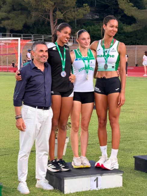 Il presidente Fidal Marche Fabio Romagnoli insieme al podio donne nel lungo