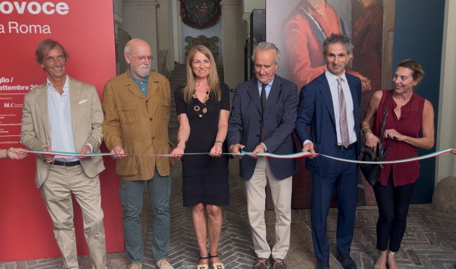 Il-taglio-del-nastro-della-mostra-Interni-Sottovoce-a-Palzzo-Ricci