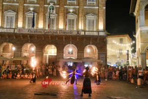 Musica, spettacoli di fuoco  e le grandi arie cantate tra i tavoli:  piace “Liricamente” (Foto/Video)