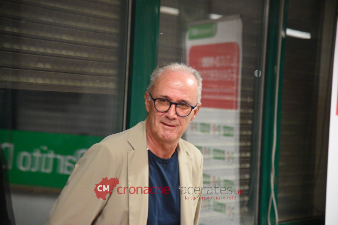 Cittadini di Macerata protestano per aumento della Tari e ritardi nella gestione dei rifiuti, con chiamata a commissariamento