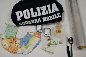 Spaccia droga in bicicletta,  patteggia e torna libera.  Obbligo di firma per il compagno