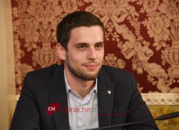 «Gli assorbenti siano gratuiti  nelle farmacie comunali»  La proposta di Domizi in Consiglio