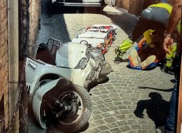 Vespa urta un trabattello  e l’operaio cade a terra:  a Torrette con l’eliambulanza