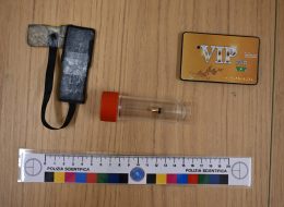 Collegato con auricolare e mini telecamera  per superare l’esame per la patente:  denunciato un 44enne
