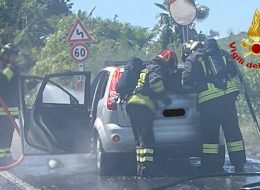 Scontro fra tre auto, una prende fuoco