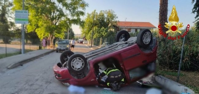 auto-ribaltata-montecassiano