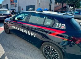 Vede i carabinieri e getta la cocaina:  arrestato un 27enne