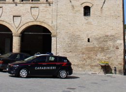 Accusa un’anziana  di avergli rotto lo specchietto  e si fa consegnare 600 euro