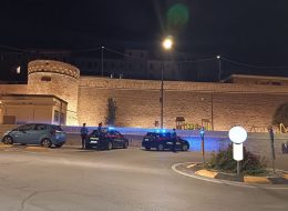 Minaccia un giovane con un coltello  poi gli tira un petardo