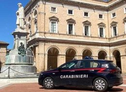 In tre accerchiano una studentessa,  poi tentano di strapparle la borsa:  denunciato un 18enne