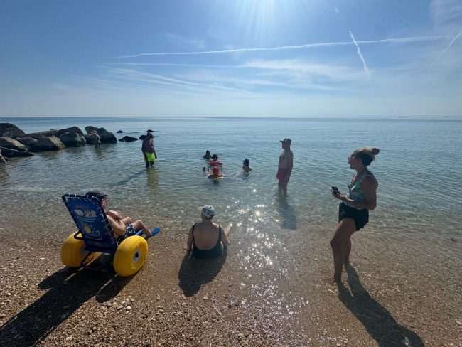 disabili-spiaggia-porto-recanati-1-650x488